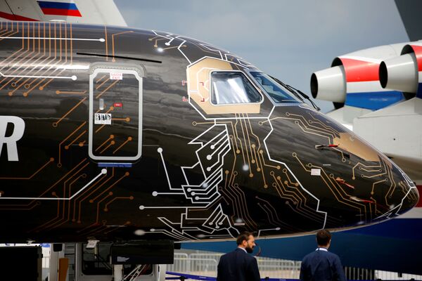 Avião Embraer E195-E2 no Aeroporto de Le Bourget na véspera do Show Aéreo de Paris 2019 - Sputnik Brasil