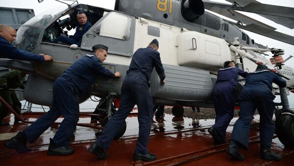 Fuzileiros russos preparam para o voo um helicóptero Ka-27 durante as manobras de busca e salvamento realizadas com participação da Frota do Pacífico e da Força Marítima de Autodefesa do Japão SAREX 2019 - Sputnik Brasil