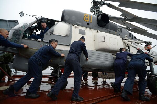 Fuzileiros russos preparam para o voo um helicóptero Ka-27 durante as manobras de busca e salvamento realizadas com participação da Frota do Pacífico e da Força Marítima de Autodefesa do Japão SAREX 2019 - Sputnik Brasil