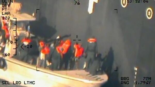 Imagem alegadamente ligada aos ataques a dois petroleiros no golfo de Omã - Sputnik Brasil