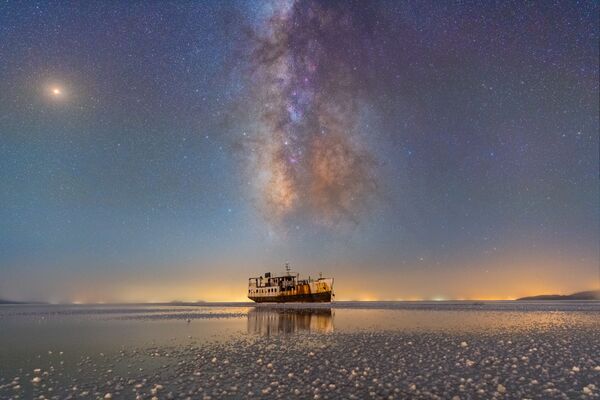 Porto de Sharafkhaneh e lago Urmia do fotógrafo iraniano Masoud Ghadiri, que mostra a Via Láctea brilhando sobre lago Urmia, maior lago de água salgada no Oriente Médio - Sputnik Brasil
