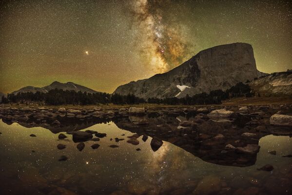 Via Láctea brilhando sobre a montanha Hooker (estado americano de Wyoming). A Foto foi tirada pelo fotógrafo Marc Toso - Sputnik Brasil