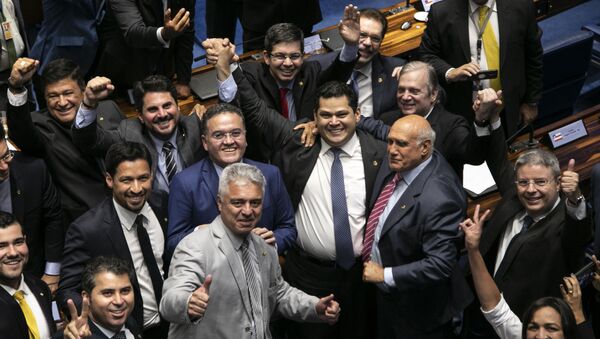 Senador Davi Alcolumbre (DEM-AP) comemorando depois de ser eleito como novo presidente do Senado, 2 de fevereiro de 2019 - Sputnik Brasil