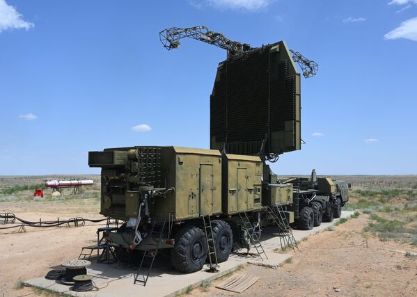 Sistemas de mísseis terra-ar S-300 Favorit do Distrito Militar do Sul durante exercícios militares com o 4º Exército Aéreo e de Defesa Antiaérea no polígono de Ashuluk, na região de Astrakhan.  - Sputnik Brasil