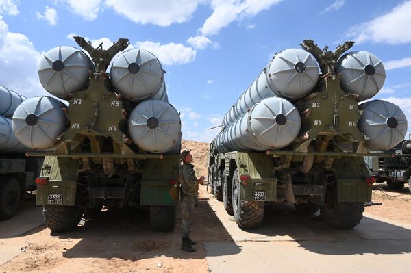 Sistemas de mísseis terra-ar S-300 Favorit do Distrito Militar do Sul durante exercícios militares com o 4º Exército Aéreo e de Defesa Antiaérea no polígono de Ashuluk, na região de Astrakhan.  - Sputnik Brasil