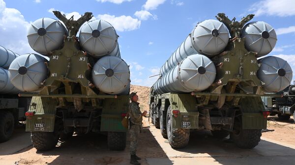 Sistemas de mísseis terra-ar S-300 Favorit do Distrito Militar do Sul durante exercícios militares com o 4º Exército Aéreo e de Defesa Antiaérea no polígono de Ashuluk, na região de Astrakhan. - Sputnik Brasil