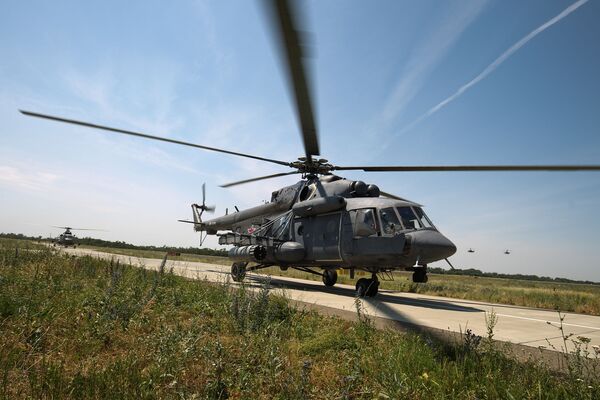 Helicóptero Mi-8AMTSh durante manobras aéreas táticas da aviação tático-operacional na região russa de Krasnodar - Sputnik Brasil