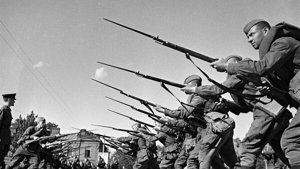 Treinamento dos militares antes do envio para a frente de batalha - Sputnik Brasil