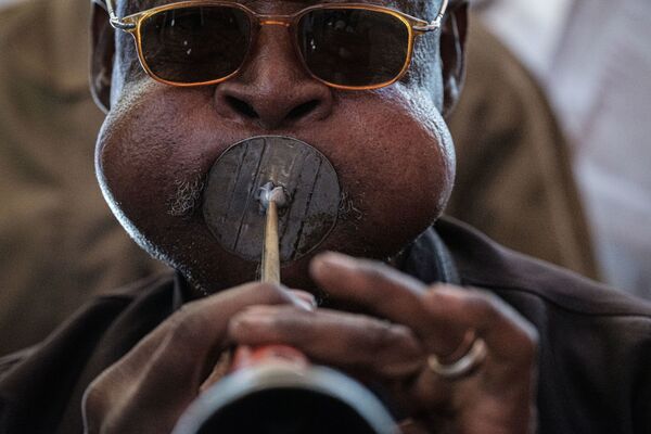 Sudanês toca instrumento musical local 
 - Sputnik Brasil