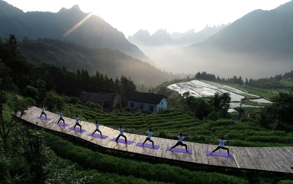 Praticantes de Yoga na aldeia montanhosa de Qiqi, na China
 - Sputnik Brasil