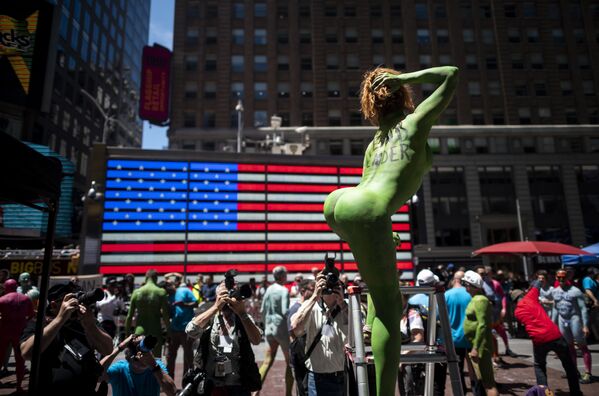 Transexual nua e pintada posa durante protesto na Time Square
 - Sputnik Brasil