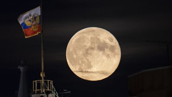 Lua cheia surge atrás de cúpula do Palácio do Senado, no Kremlin - Sputnik Brasil