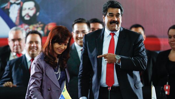A presidente argentina,  Cristina Kirchner, e o presidente Venezuelano, Nicolás Maduro, durante encontro do Mercosul em Caracas, em julho de 2014 - Sputnik Brasil