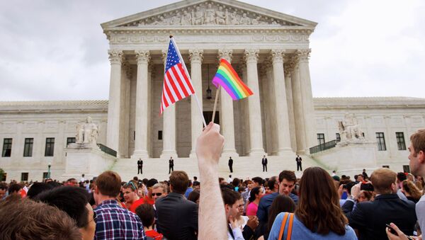 A multidão comemora perto do Corte Supremo em Washington, 26 junho de 2015, depois de o tribunal declarar que casais do mesmo sexo têm o direito de casar-se em qualquer lugar dos EUA - Sputnik Brasil