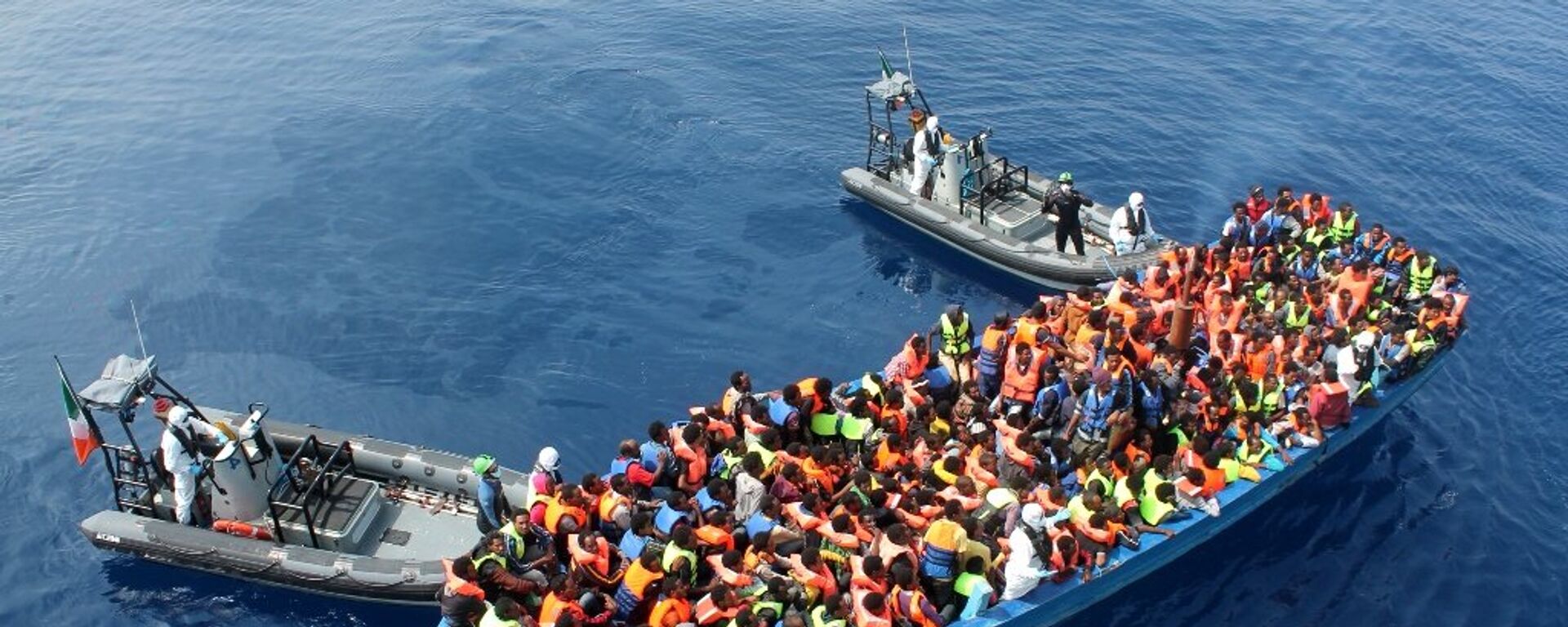 Refugiados africanos resgatados no Mediterrâneo por oficiais da Marinha da Irlanda - Sputnik Brasil, 1920, 15.10.2022