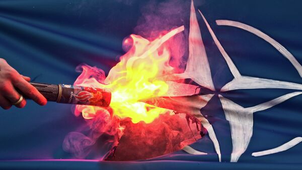 Bandeira da OTAN é queimada durante protestos na Rússia - Sputnik Brasil