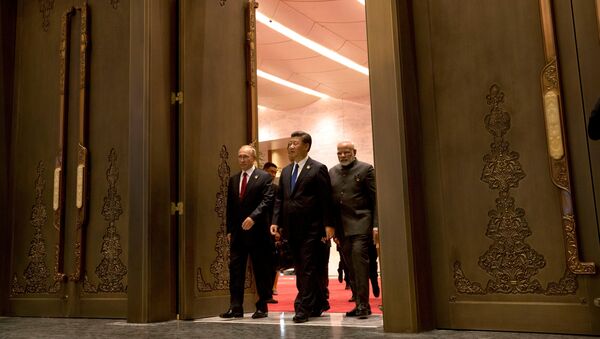 Presidente da Rússia, Vladimir Putin, presidente de China, Xi jinping, e primeiro-ministro da Índia, Narendra Modi - Sputnik Brasil