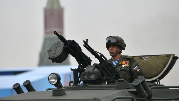 Soldado dentro do blindado russo Tigr, durante desfile militar na Praça Vermelha, em Moscou, Rússia - Sputnik Brasil