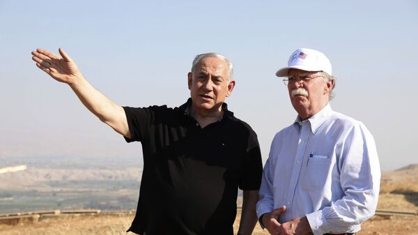 O então premiê de Israel, Benjamin Netanyahu, com o então conselheiro de Segurança Nacional dos EUA, John Bolton, no Vale do Jordão, em 23 de junho de 2019 - Sputnik Brasil