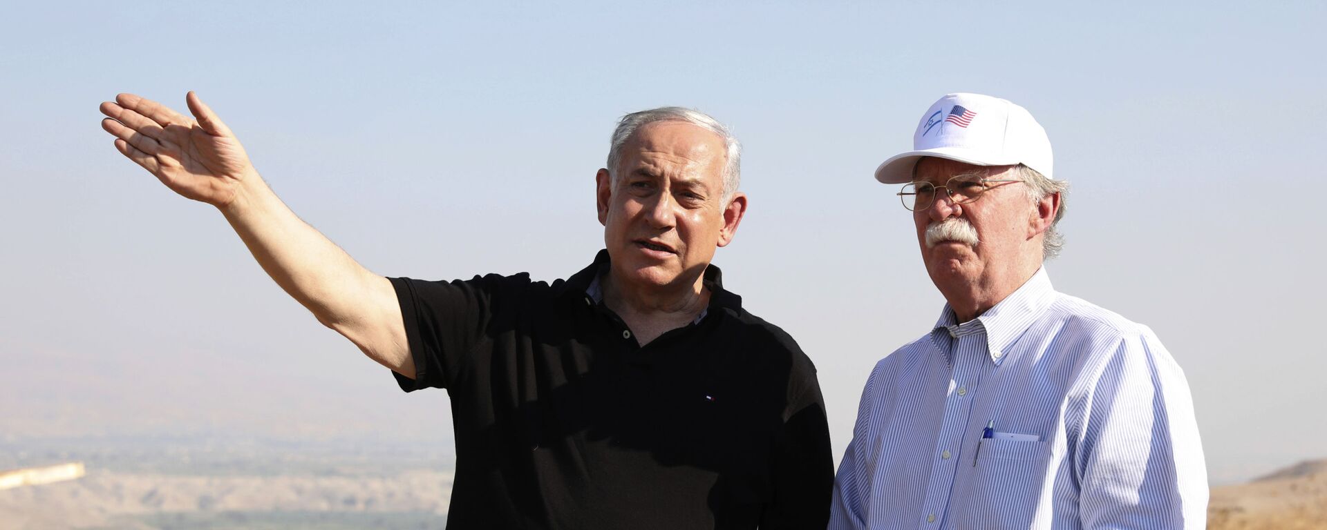 O então premiê de Israel, Benjamin Netanyahu, com o então conselheiro de Segurança Nacional dos EUA, John Bolton, no Vale do Jordão, em 23 de junho de 2019 - Sputnik Brasil, 1920, 10.08.2022