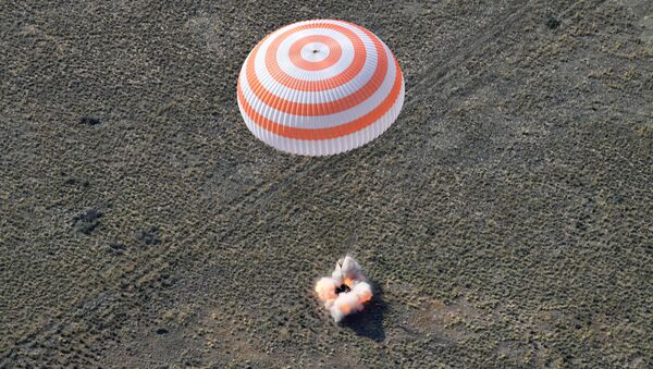 Aterragem da nave espacial tripulada Soyuz MS-11, com a tripulação internacional, perto da cidade de Zhezkazgan, no Cazaquistão, 25 de junho de 2019 - Sputnik Brasil