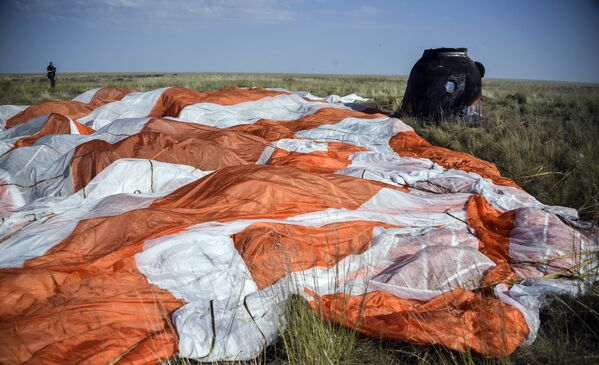 Cápsula de retorno da nave espacial tripulada Soyuz MS-11 depois do pouso perto da cidade de Zhezkazgan, no Cazaquistão - Sputnik Brasil