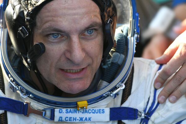 Astronauta da Agência Espacial Canadense, David Saint-Jacques, depois do pouso perto da cidade de Zhezkazgan, no Cazaquistão - Sputnik Brasil