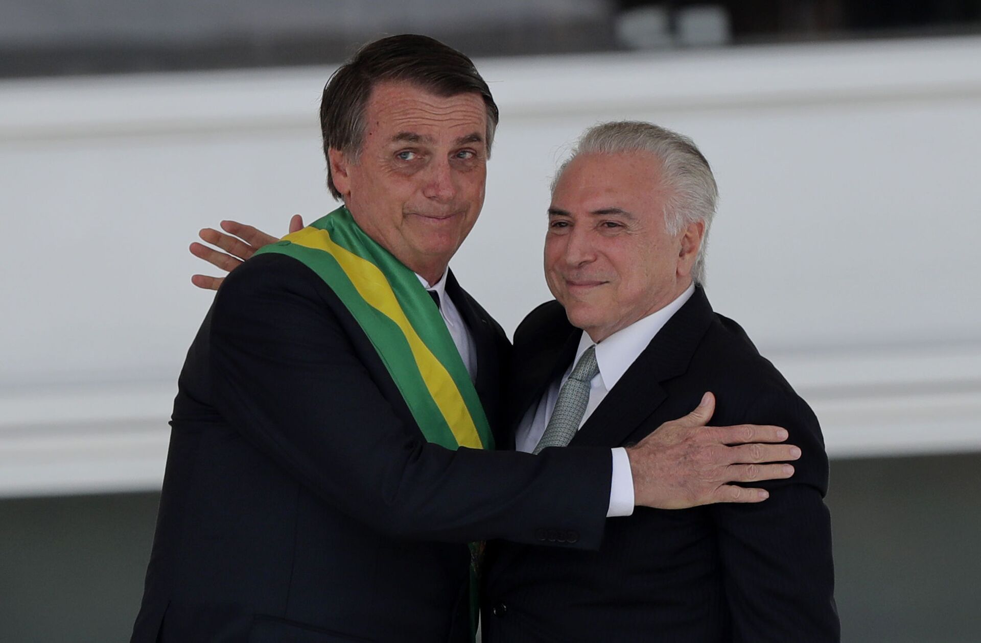 Jair Bolsonaro recebe abraço de Michel Temer em sua tomada de posse, Brasília, 1º de janeiro de 2019 - Sputnik Brasil, 1920, 09.11.2021