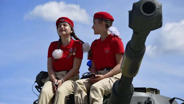 Duas meninas do movimento patriótico-militar Yunarmiya no fórum internacional técnico-militar EXÉRCITO 2019 - Sputnik Brasil