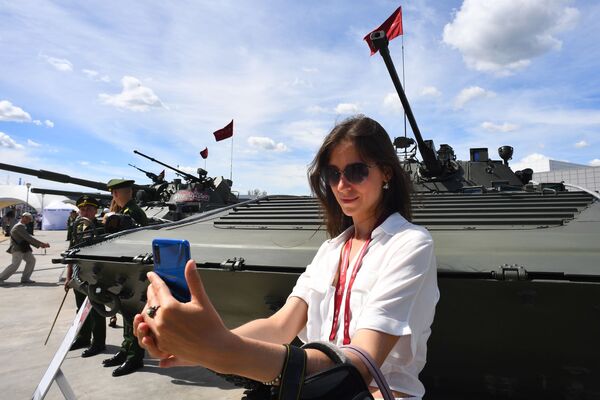 Visitante tira selfie com veículo de combate de infantaria BMP-2 no fórum internacional técnico-militar EXÉRCITO 2019 - Sputnik Brasil