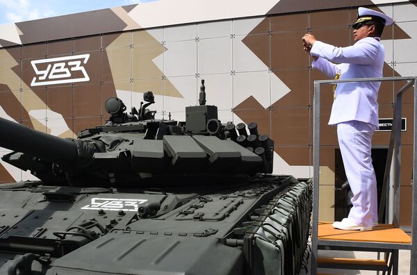Militar estrangeiro fotografa tanque de guerra T-72 no fórum internacional técnico-militar EXÉRCITO 2019 - Sputnik Brasil