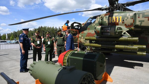 Militares perto de armamento do helicóptero de ataque Mi-28NE no fórum internacional técnico-militar EXÉRCITO 2019 - Sputnik Brasil