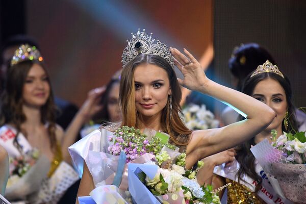 Vencedora da 25ª festa de beleza e talentos Beleza Russa 2019 Anna Baksheeva na cerimônia de premiação em Moscou - Sputnik Brasil