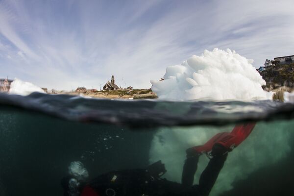 Mergulho sob a superfície de gelo para pesquisar a calota de gelo da Groenlândia - Sputnik Brasil