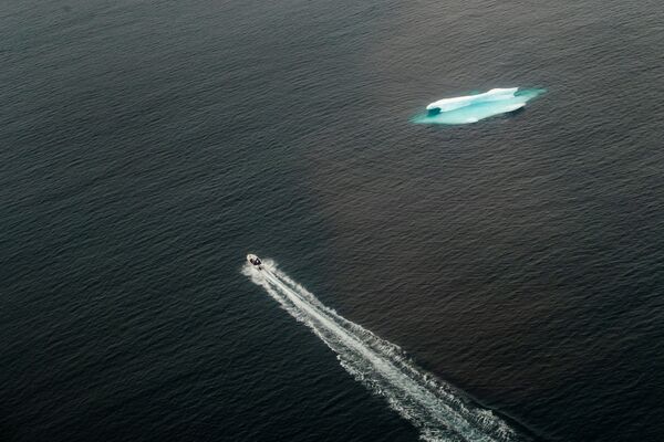 Lancha passa perto de iceberg no oceano perto da cidade de Tasiilaq, na Groenlândia
 - Sputnik Brasil