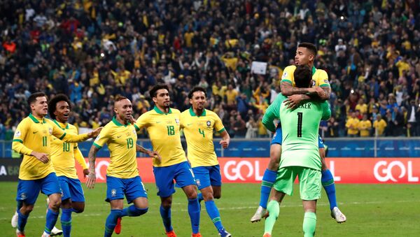 Jogadores do Brasil comemoram após classificação na Copa América.  - Sputnik Brasil
