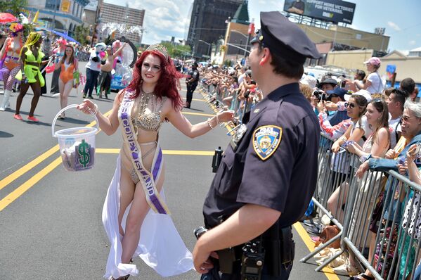 Participantes do Desfile de Sereias de Coney Island, em Nova York - Sputnik Brasil