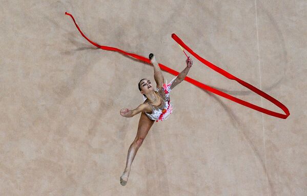 Ginasta russa Dina Averina executa exercícios com fita durante os Segundos Jogos Europeus em Minsk - Sputnik Brasil