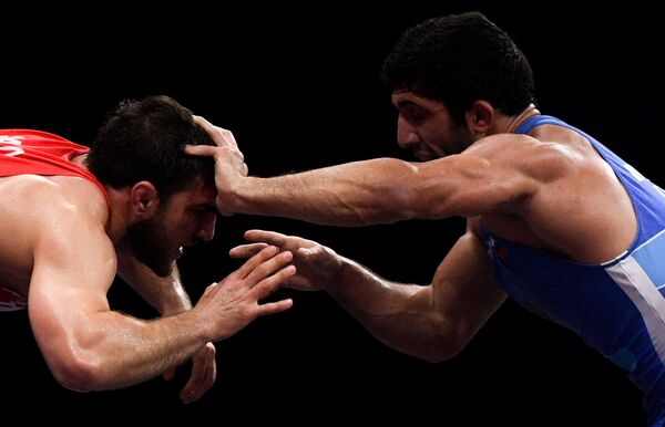 Atletas de luta livre - o bielorrusso Ali Shabanov e o russo Dauren Kurugliev - durante os Segundos Jogos Europeus em Minsk - Sputnik Brasil
