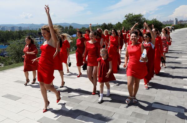 Participantes da procissão “Damas de Vermelho” dedicado ao Solstício de Verão, região russa de Krasnoyarsk - Sputnik Brasil