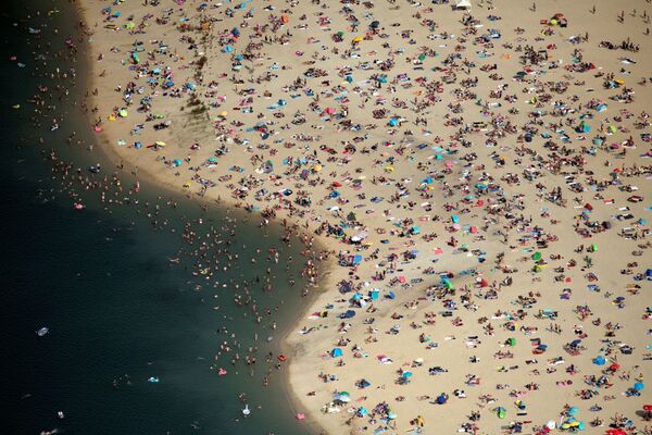 Pessoas descansam em um lago na cidade Haltern am See, Alemanha - Sputnik Brasil