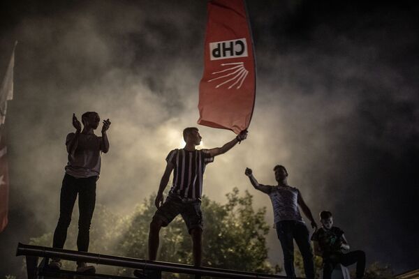 Pessoas celebram após a repetição da eleição para a prefeitura de Istambul, Turquia - Sputnik Brasil