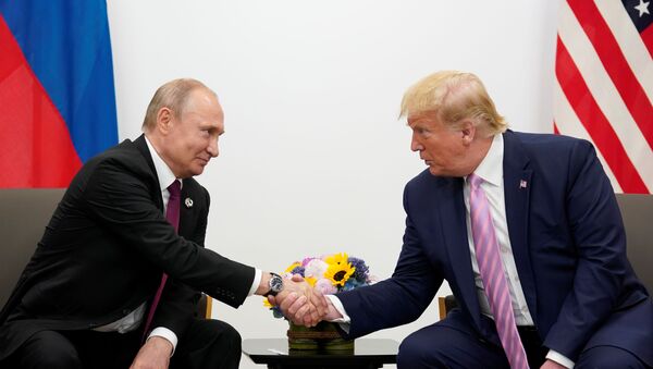 Presidente russo Vladimir Putin e o líder dos EUA Donald Trump se cumprimentam durante encontro bilateral no G20, no Japão - Sputnik Brasil