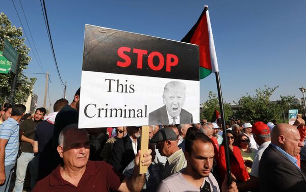 Protestante carrega cartaz contra Donald Trump durante “Marcha de Indignação” dedicada ao descontentamento com Acordo do Século na Jordânia, 21 de junho de 2019  - Sputnik Brasil
