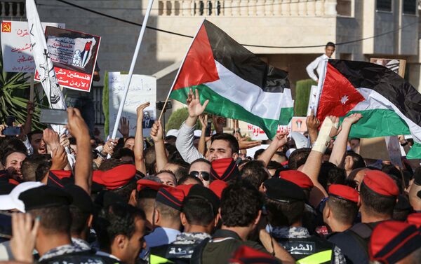 Manifestantes saem com bandeiras da Palestina e da Jordânia durante Marcha de Indignação dedicada ao descontentamento com Acordo do Século, 21 de junho de 2019 - Sputnik Brasil