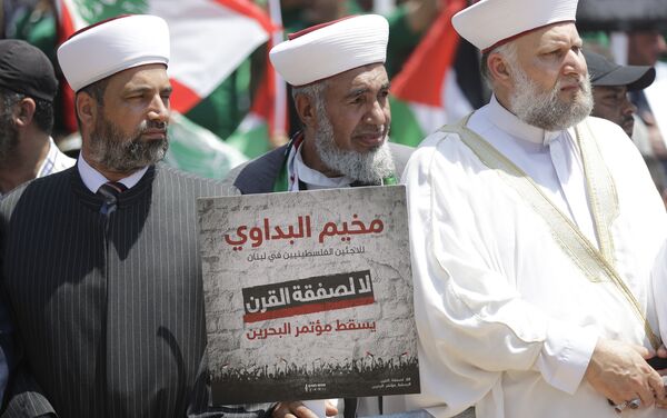 Muçulmanos sunitas carregam cartazes Não para o acordo do século contra conferência econômica do lado de fora da sede da Organização das Nações Unidas em Beirute, 25 de junho de 2019 - Sputnik Brasil