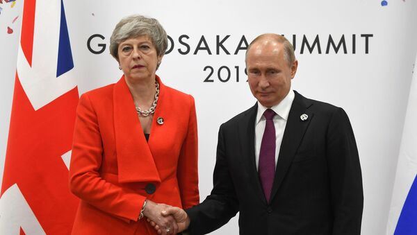 Premiê britânica Theresa May posa ao lado do presidente russo Vladimir Putin no G20, que acontece no Japão - Sputnik Brasil