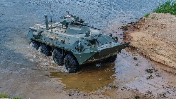Veículo blindado BTR-82A demonstrando suas capacidades em meio aquático no fórum militar EXÉRCITO 2019 - Sputnik Brasil
