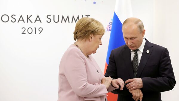 Encontro de  Vladimir Putin e Angela Merkel em 29 de junho, às margens da cúpula do G20 em Osaka, no Japão - Sputnik Brasil