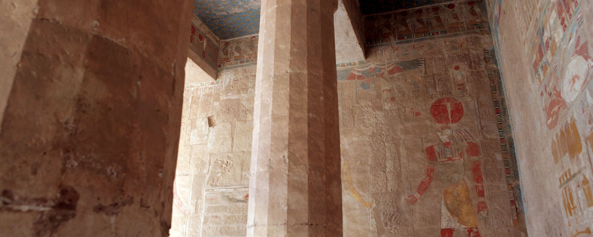 O templo mortuário de Hatexepsute, perto de Luxor - Sputnik Brasil, 1920, 10.11.2023